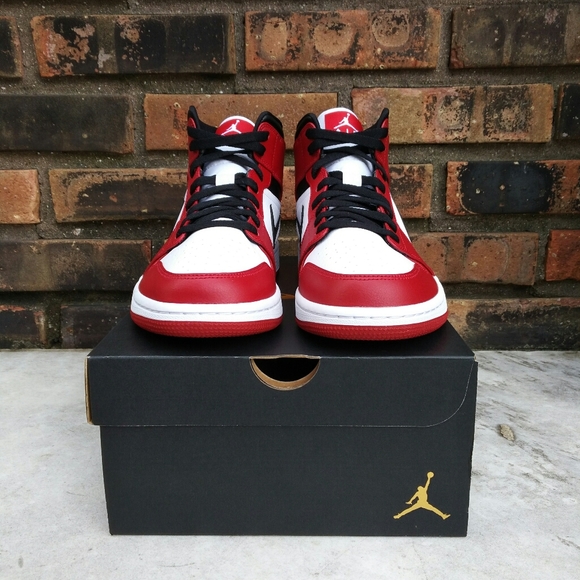 Air Jordan 1 Mid Chicago Sneakers - Picture 4 of 9
